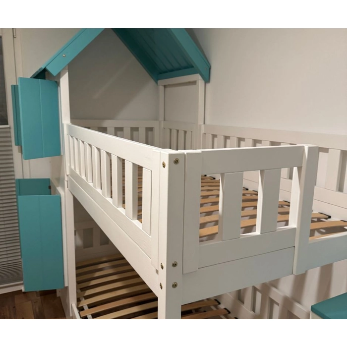 łóżko ze schodami i daszkiem w stylu domku dla dziecka